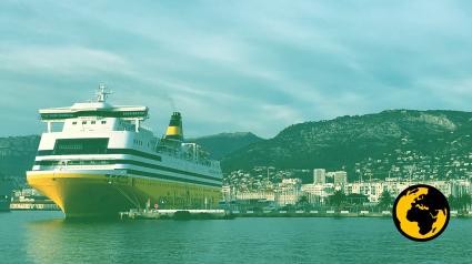 #AlertePollution : à Toulon, l’inquiétante fumée noire des ferries amarrés près des habitations (source FranceInfo)